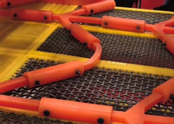Self Cleaning Screen Declogging Rods for Wet Materials